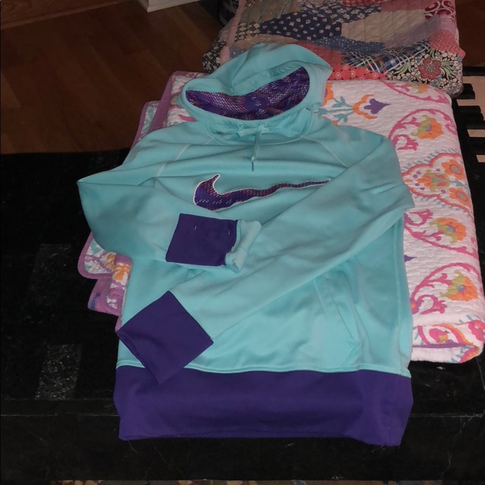 Women’s Nike Sweatshirt (therma-fit)